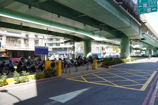 Đài Loan tận dụng gầm cầu làm bãi đỗ xe