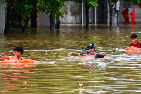 Người dân Lào Cai sống chung với nước ngập 2 m