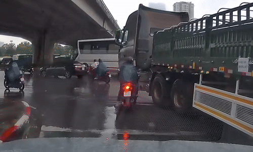 Người đàn ông đi xe máy bị xe đầu kéo chẹt qua
