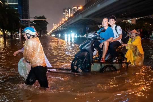 Người Hà Nội tìm đường về nhà trong mưa ngập