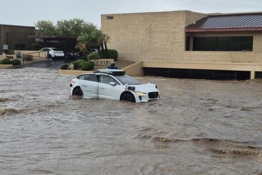 Robotaxi mắc kẹt giữa đoạn đường ngập