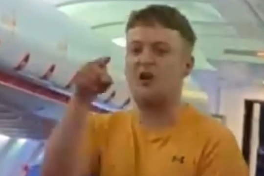 Máy bay hạ cánh khẩn vì khách quậy phá, đòi cưới tiếp viên hàng không