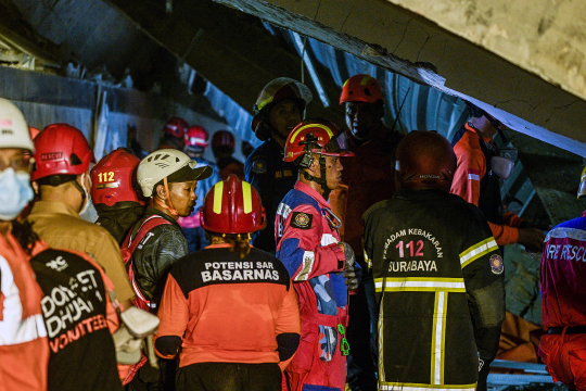 Sập trường ở Indonesia, hàng chục học sinh kẹt dưới đống đổ nát