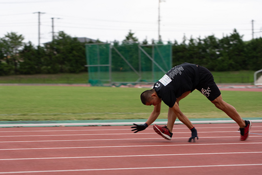 Thanh niên Nhật lập kỷ lục chạy 4 chi nhanh nhất thế giới