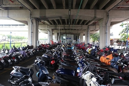 Tranh cãi chuyện tận dụng gầm cầu làm bãi giữ xe ở TP HCM