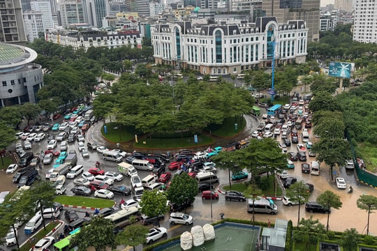 Giao thông Hà Nội hỗn loạn giờ tan tầm vì mưa lớn