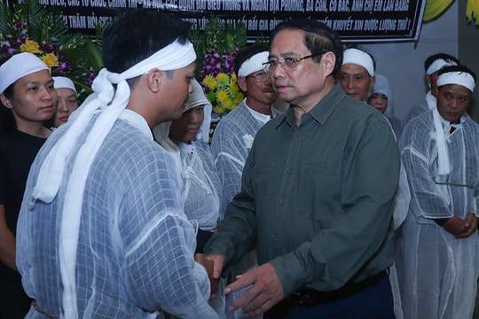 Thủ tướng thăm hỏi dân vùng lốc xoáy Ninh Bình