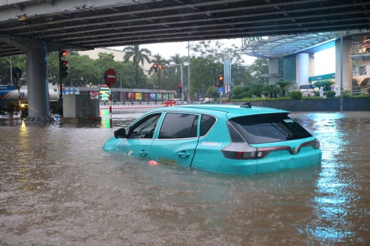 Ôtô, xe máy 'ngâm' trong nước lụt Hà Nội