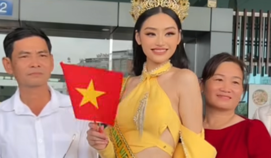 Bố mẹ Hoa hậu Yến Nhi gây chú ý tại sân bay