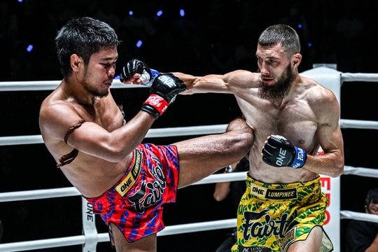 Hạ gục 'Vua cùi chỏ' muay Thái, võ sĩ Belarus phải xin lỗi vì bài học nhớ đời