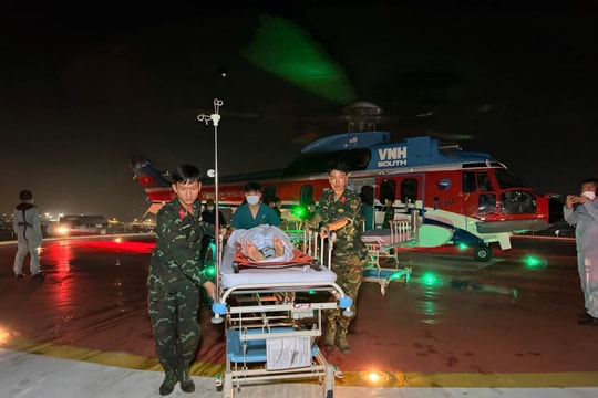Chuyến bay cấp cứu vượt bão đưa 3 bệnh nhân từ Trường Sa về đất liền an toàn