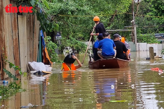 Mưa lớn, thủy điện xả lũ khiến nhiều khu vực bãi giữa sông Hồng Hà Nội bị cô lập