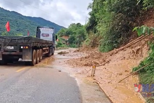 Tuyến đường độc đạo đi Cửa khẩu Quốc tế Nậm Cắn tê liệt vì sạt lở đất
