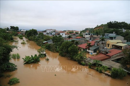 Giúp người dân vùng lũ vượt khó khăn, khẩn trương tìm kiếm người mất tích