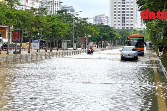 Trưa 1/10, đường Võ Chí Công vẫn ngập sâu khiến giao thông đảo lộn