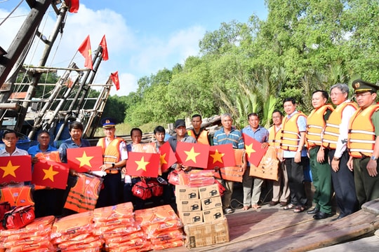 Vùng Cảnh sát biển 3 đẩy mạnh tuyên truyền chống khai thác IUU tại Vĩnh Long