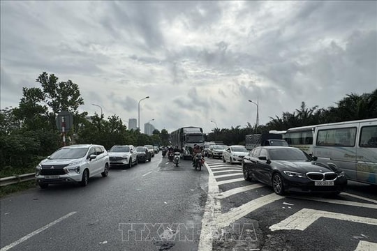 Đường gom Đại lộ Thăng Long bị ngập sâu, xe máy, ô tô tràn vào cao tốc gây ùn tắc dài
