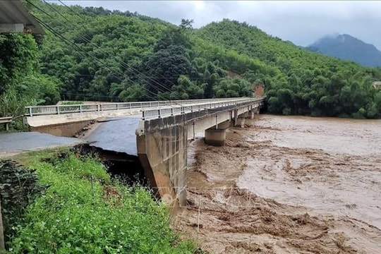 Thanh Hóa dựng cầu tạm cho người dân miền núi đi lại