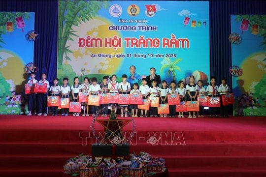 'Đêm hội trăng rằm' ấm áp cho con em người lao động