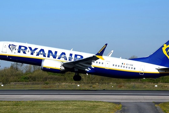 Hành khách xé nát hộ chiếu định nhai nuốt, máy bay phải hạ cánh khẩn cấp