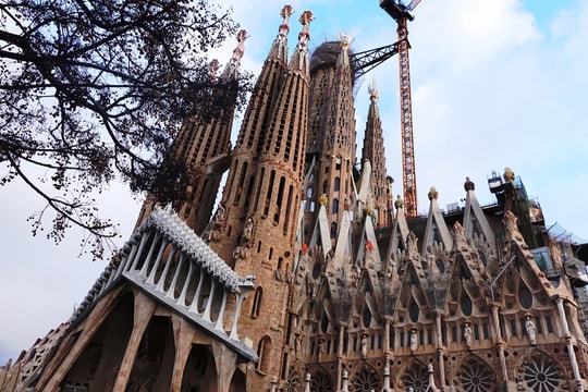 Nhà thờ nào xây gần 150 năm vẫn chưa xong?