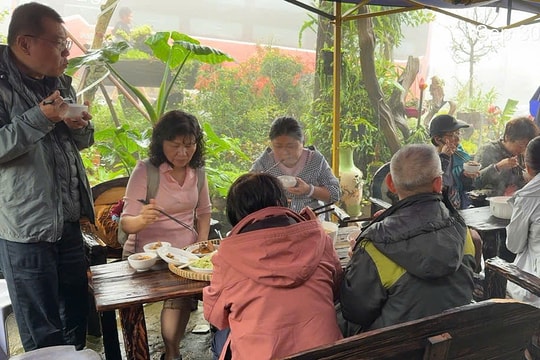 Đoàn khách Đài Loan mắc kẹt vì sạt lở được mời ăn, ngủ miễn phí