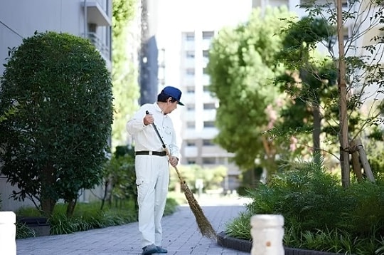 Triệu phú bất động sản đi làm lao công