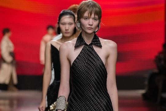 Váy áo lãnh Mỹ A trên sàn diễn Milan của nhà mốt Việt