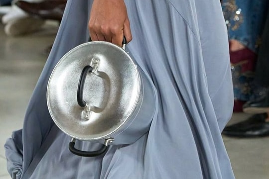 Túi hình nồi nhôm của Moschino