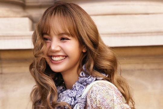 Lisa 'như búp bê' tại Tuần thời trang Paris