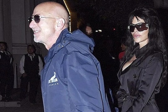 Vợ chồng tỷ phú Jeff Bezos tay trong tay dự tiệc