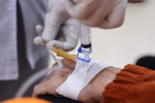 Vì sao một cơn cảm sốt có thể cướp đi sinh mạng người cao tuổi?