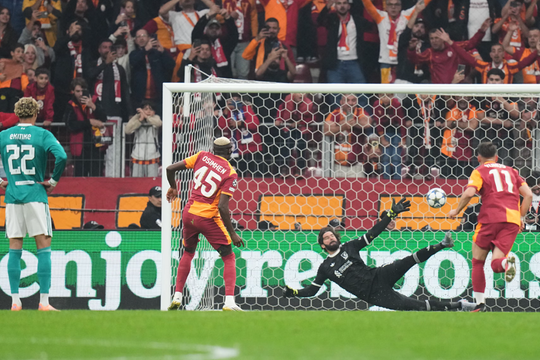 Liverpool thua ở Champions League vì pha phạt đền tranh cãi