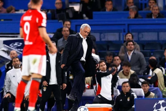 Mourinho giải nguy cho đội trưởng Chelsea