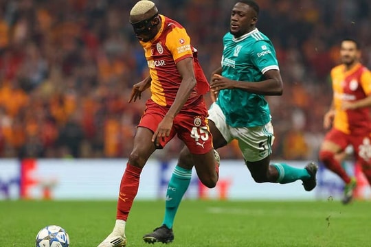 Carragher: 'Liverpool đang chơi bóng rổ'