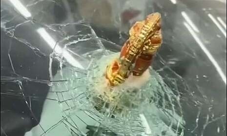 'Khi vật trang trí trên táp-lô xe phản chủ'