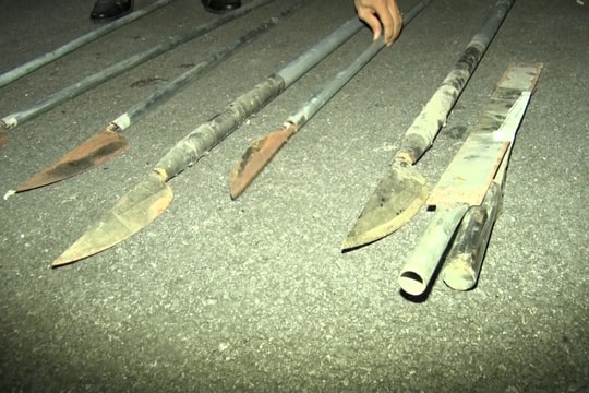 26 thanh niên 'múa' dao phóng lợn gây náo loạn đường phố