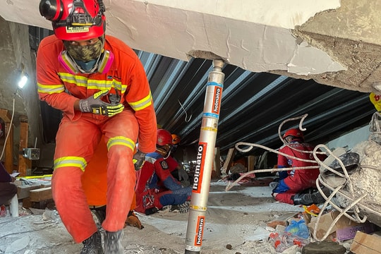 91 học sinh kẹt dưới đống đổ nát sau vụ sập trường Indonesia