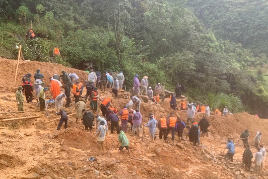 Hàng trăm người cùng chó nghiệp vụ tìm 4 nạn nhân bị vùi lấp ở Lũng Cú