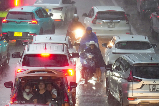 Hà Nội vật lộn trong mưa ngập, miền Trung oằn mình trong bão dữ