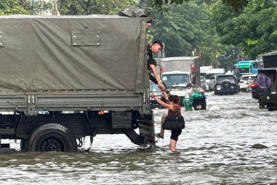 Hà Nội nhiều điểm vẫn ngập, quân đội điều xe đưa đón dân