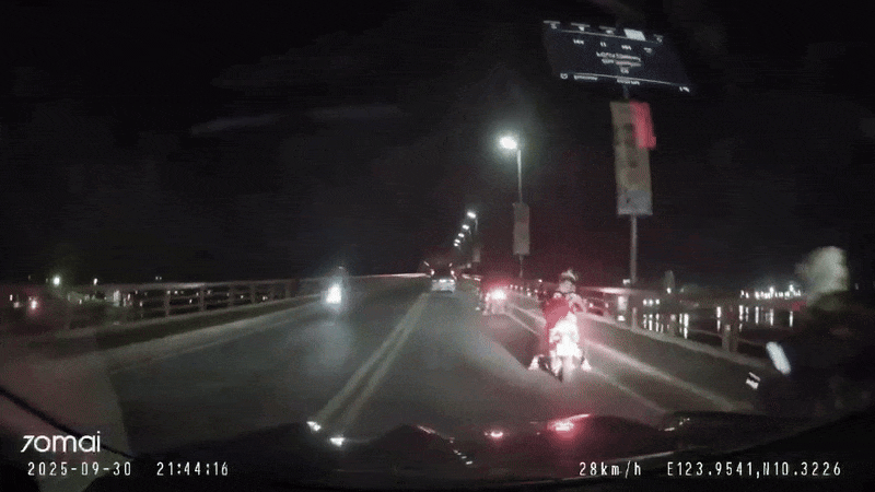 Khoảnh khắc cầu vượt biển rung lắc do động đất ở Philippines