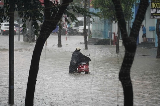 Đi 10 km trong 6 giờ vì Hà Nội ngập