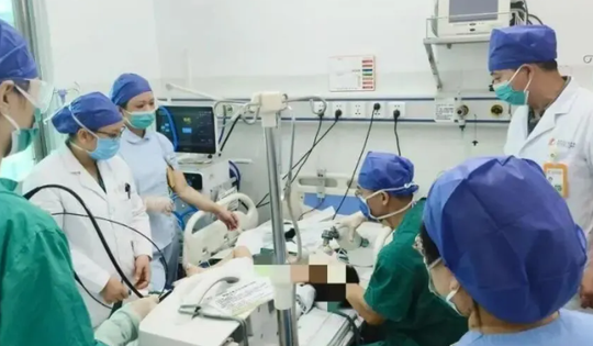 Bé trai 2 tuổi suýt tử vong sau khi ăn súp nóng