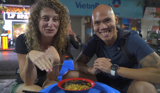 Khách Tây thử món mì ở Hà Nội có nước dùng đen sẫm, loại trứng “chưa từng thấy”