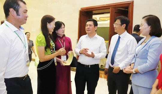 Đối thoại với nông dân: Bộ trưởng Bộ Công Thương nhắn nhủ qua thời "rau 2 luống, lợn 2 chuồng"