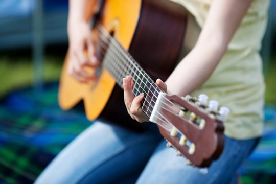 Đoạn nhạc hiệu hào hùng này gợi nhớ đến chương trình nào của VOV?