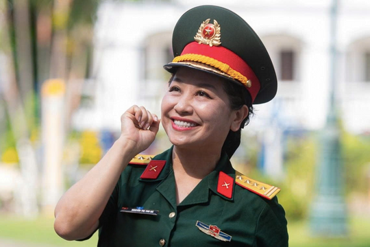 Nữ NSND mang hàm Đại tá, có bằng tiến sĩ, hiện là Giám đốc nhà hát