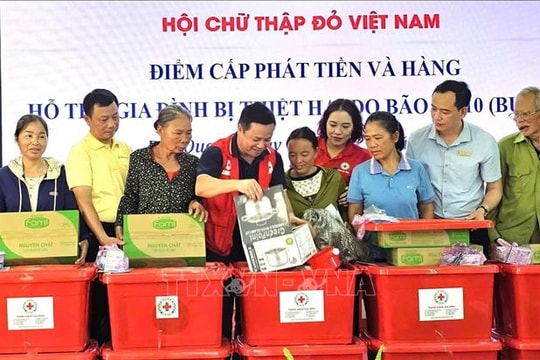 Trung ương Hội Chữ thập đỏ Việt Nam cứu trợ khẩn cấp đợt 2 cho đồng bào vùng lũ