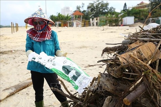 Huy động lực lượng và phương tiện làm sạch bãi biển Nhật Lệ sau bão